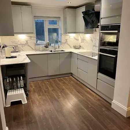 Lovely 3 Bedroom House In Borehamwood . Exterior photo