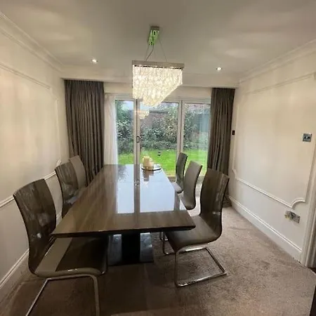 Lovely 3 Bedroom House In Borehamwood . Exterior photo