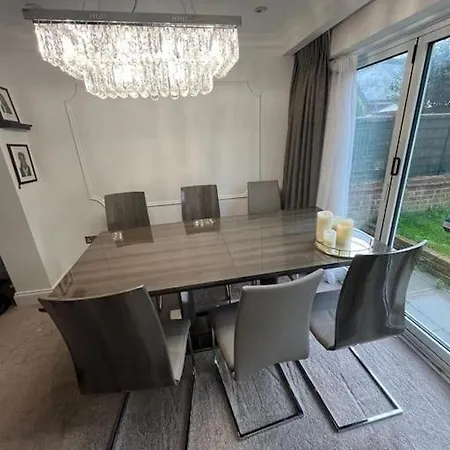Lovely 3 Bedroom House In Borehamwood . Exterior photo