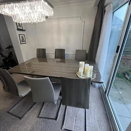 Lovely 3 Bedroom House In Borehamwood . Exterior photo