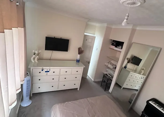 Lovely 3 Bedroom House In Borehamwood .