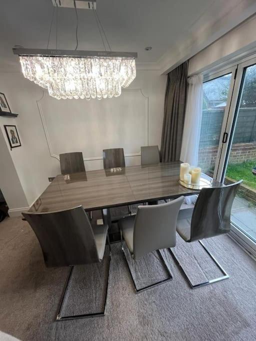 Lovely 3 Bedroom House In . Borehamwood
