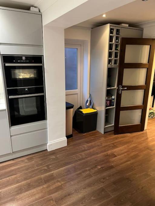 Lovely 3 Bedroom House In . Borehamwood