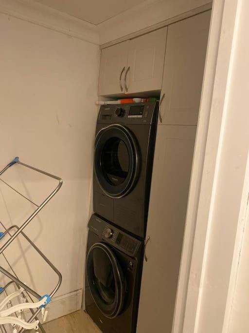Lovely 3 Bedroom House In . Holiday home Borehamwood