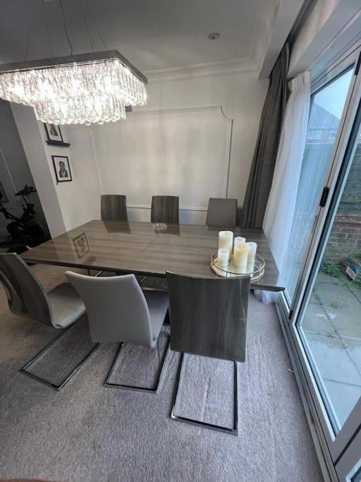 Lovely 3 Bedroom House In . * Borehamwood