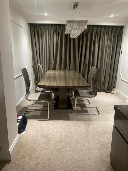 Holiday home Lovely 3 Bedroom House In . Borehamwood