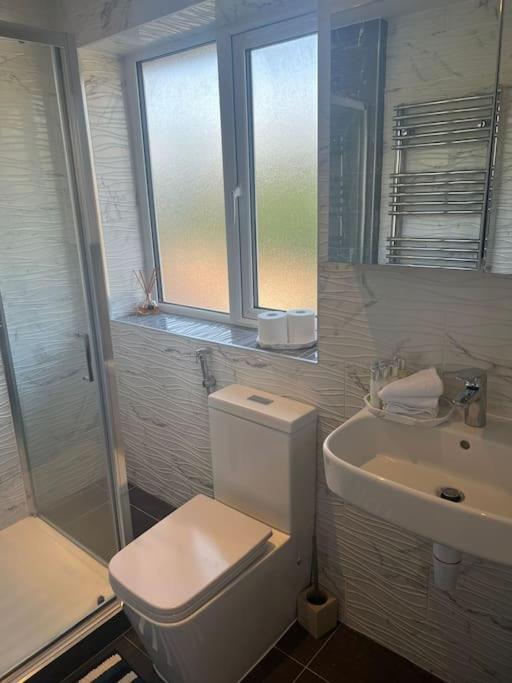 Lovely 3 Bedroom House In . * Borehamwood